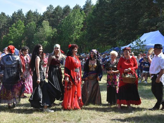 Turnieju Wsi. Hasło tegorocznej imprezy brzmiało „Cygańskim taborem do Okrągłego".