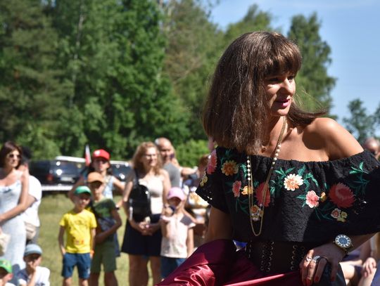 Turnieju Wsi. Hasło tegorocznej imprezy brzmiało „Cygańskim taborem do Okrągłego".