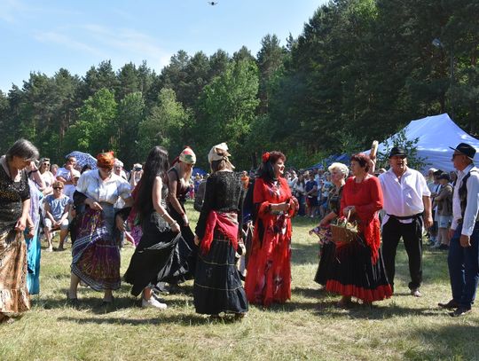 Turnieju Wsi. Hasło tegorocznej imprezy brzmiało „Cygańskim taborem do Okrągłego".