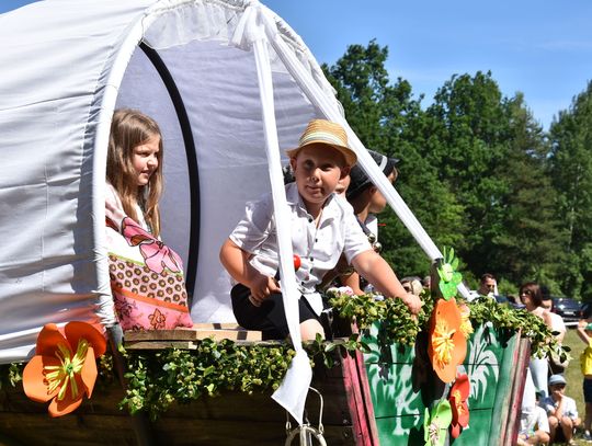 Turnieju Wsi. Hasło tegorocznej imprezy brzmiało „Cygańskim taborem do Okrągłego".