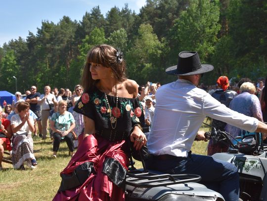 Turnieju Wsi. Hasło tegorocznej imprezy brzmiało „Cygańskim taborem do Okrągłego".