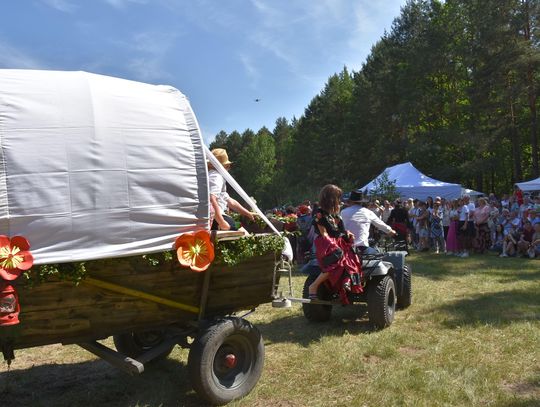 Turnieju Wsi. Hasło tegorocznej imprezy brzmiało „Cygańskim taborem do Okrągłego".