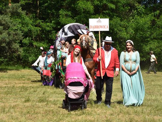 Turnieju Wsi. Hasło tegorocznej imprezy brzmiało „Cygańskim taborem do Okrągłego".