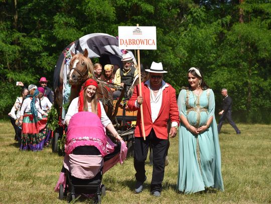 Turnieju Wsi. Hasło tegorocznej imprezy brzmiało „Cygańskim taborem do Okrągłego".