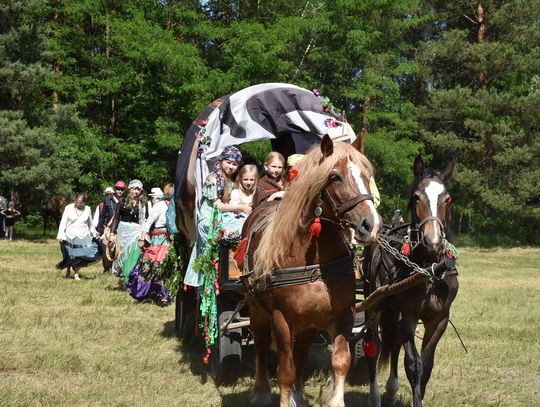 Turnieju Wsi. Hasło tegorocznej imprezy brzmiało „Cygańskim taborem do Okrągłego".