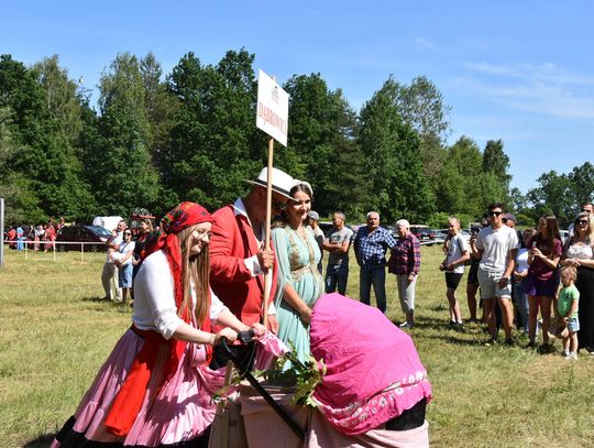 Turnieju Wsi. Hasło tegorocznej imprezy brzmiało „Cygańskim taborem do Okrągłego".