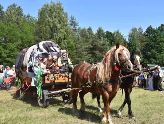 Turnieju Wsi. Hasło tegorocznej imprezy brzmiało „Cygańskim taborem do Okrągłego".