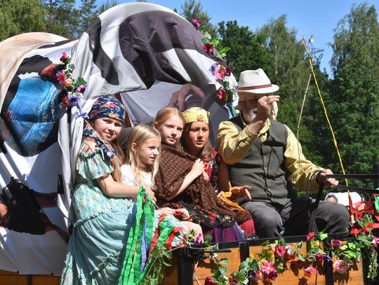 Turnieju Wsi. Hasło tegorocznej imprezy brzmiało „Cygańskim taborem do Okrągłego".