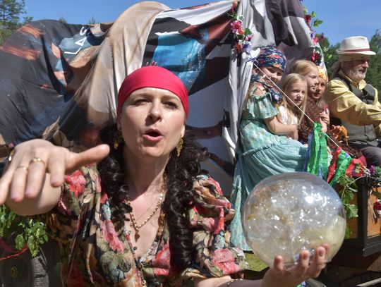 Turnieju Wsi. Hasło tegorocznej imprezy brzmiało „Cygańskim taborem do Okrągłego".