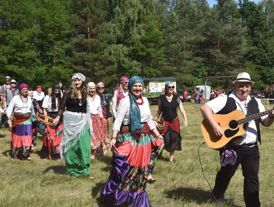 Turnieju Wsi. Hasło tegorocznej imprezy brzmiało „Cygańskim taborem do Okrągłego".