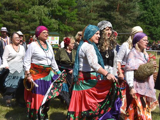 Turnieju Wsi. Hasło tegorocznej imprezy brzmiało „Cygańskim taborem do Okrągłego".