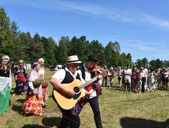 Turnieju Wsi. Hasło tegorocznej imprezy brzmiało „Cygańskim taborem do Okrągłego".