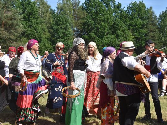 Turnieju Wsi. Hasło tegorocznej imprezy brzmiało „Cygańskim taborem do Okrągłego".