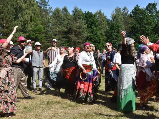 Turnieju Wsi. Hasło tegorocznej imprezy brzmiało „Cygańskim taborem do Okrągłego".