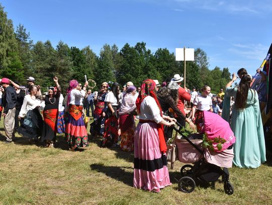 Turnieju Wsi. Hasło tegorocznej imprezy brzmiało „Cygańskim taborem do Okrągłego".