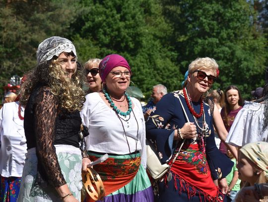 Turnieju Wsi. Hasło tegorocznej imprezy brzmiało „Cygańskim taborem do Okrągłego".