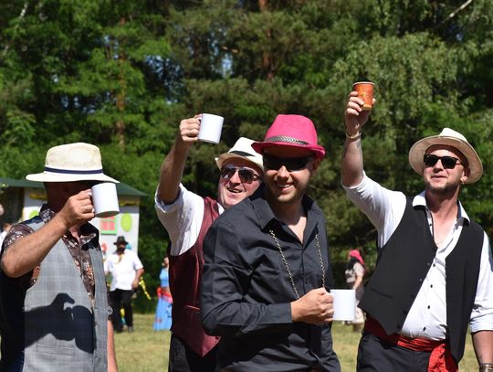 Turnieju Wsi. Hasło tegorocznej imprezy brzmiało „Cygańskim taborem do Okrągłego".