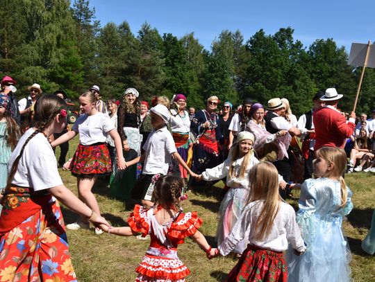 Turnieju Wsi. Hasło tegorocznej imprezy brzmiało „Cygańskim taborem do Okrągłego".