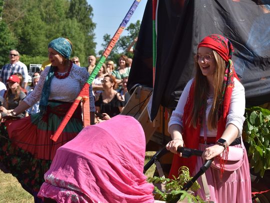 Turnieju Wsi. Hasło tegorocznej imprezy brzmiało „Cygańskim taborem do Okrągłego".