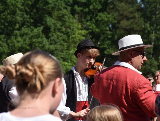 Turnieju Wsi. Hasło tegorocznej imprezy brzmiało „Cygańskim taborem do Okrągłego".