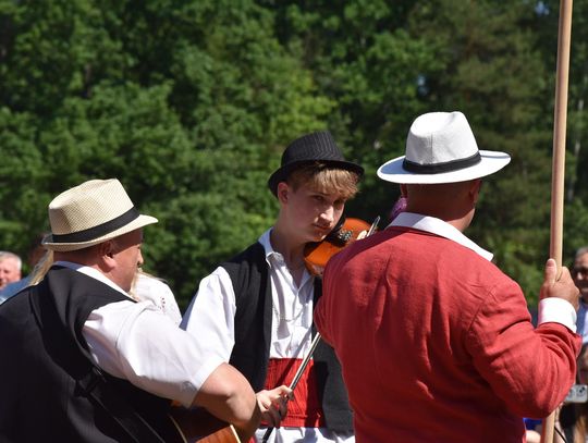 Turnieju Wsi. Hasło tegorocznej imprezy brzmiało „Cygańskim taborem do Okrągłego".