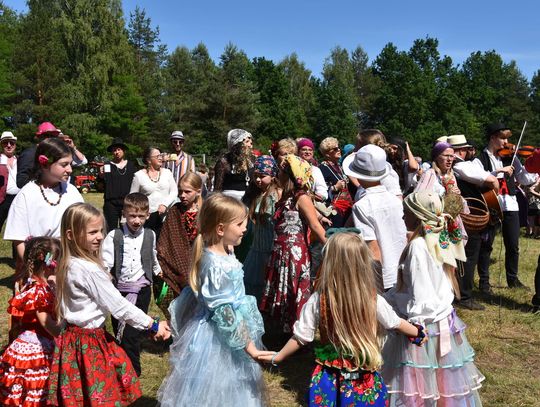 Turnieju Wsi. Hasło tegorocznej imprezy brzmiało „Cygańskim taborem do Okrągłego".