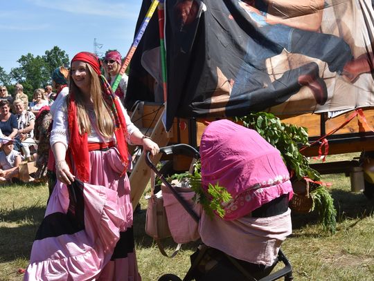 Turnieju Wsi. Hasło tegorocznej imprezy brzmiało „Cygańskim taborem do Okrągłego".