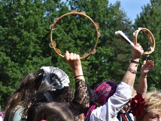 Turnieju Wsi. Hasło tegorocznej imprezy brzmiało „Cygańskim taborem do Okrągłego".