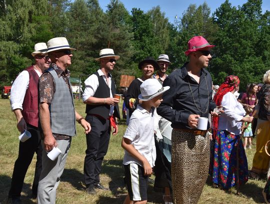 Turnieju Wsi. Hasło tegorocznej imprezy brzmiało „Cygańskim taborem do Okrągłego".