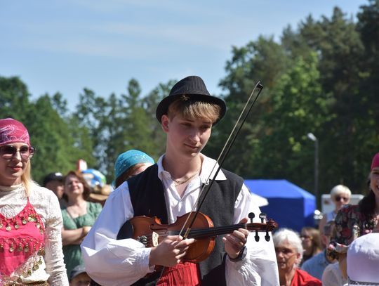 Turnieju Wsi. Hasło tegorocznej imprezy brzmiało „Cygańskim taborem do Okrągłego".