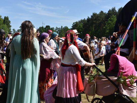 Turnieju Wsi. Hasło tegorocznej imprezy brzmiało „Cygańskim taborem do Okrągłego".