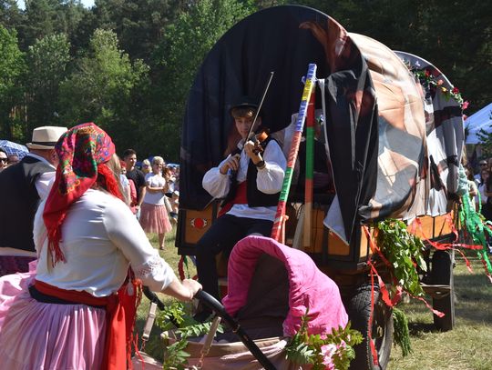 Turnieju Wsi. Hasło tegorocznej imprezy brzmiało „Cygańskim taborem do Okrągłego".