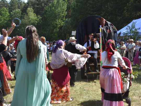 Turnieju Wsi. Hasło tegorocznej imprezy brzmiało „Cygańskim taborem do Okrągłego".