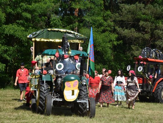 Turnieju Wsi. Hasło tegorocznej imprezy brzmiało „Cygańskim taborem do Okrągłego".