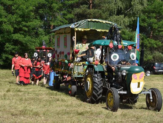 Turnieju Wsi. Hasło tegorocznej imprezy brzmiało „Cygańskim taborem do Okrągłego".