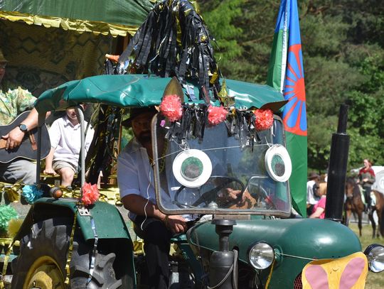 Turnieju Wsi. Hasło tegorocznej imprezy brzmiało „Cygańskim taborem do Okrągłego".