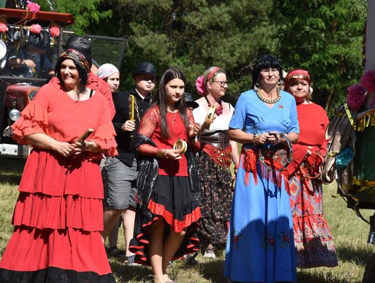 Turnieju Wsi. Hasło tegorocznej imprezy brzmiało „Cygańskim taborem do Okrągłego".