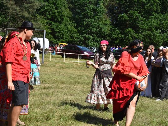 Turnieju Wsi. Hasło tegorocznej imprezy brzmiało „Cygańskim taborem do Okrągłego".