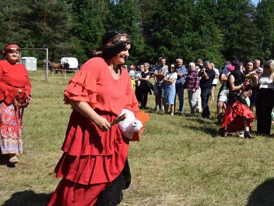 Turnieju Wsi. Hasło tegorocznej imprezy brzmiało „Cygańskim taborem do Okrągłego".