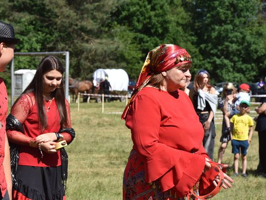 Turnieju Wsi. Hasło tegorocznej imprezy brzmiało „Cygańskim taborem do Okrągłego".
