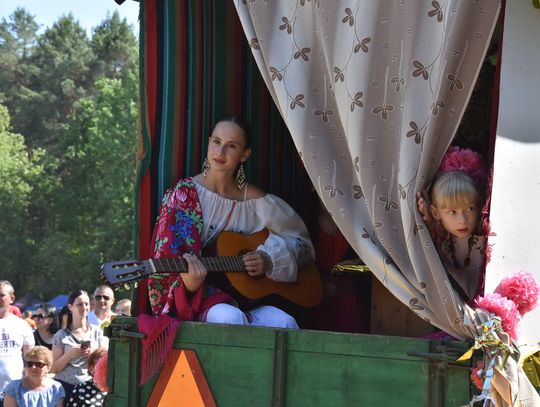 Turnieju Wsi. Hasło tegorocznej imprezy brzmiało „Cygańskim taborem do Okrągłego".