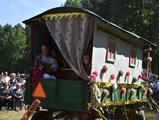 Turnieju Wsi. Hasło tegorocznej imprezy brzmiało „Cygańskim taborem do Okrągłego".