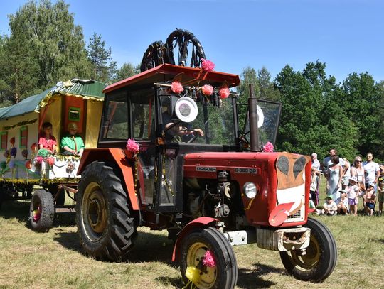 Turnieju Wsi. Hasło tegorocznej imprezy brzmiało „Cygańskim taborem do Okrągłego".