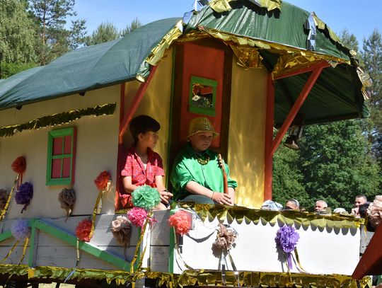 Turnieju Wsi. Hasło tegorocznej imprezy brzmiało „Cygańskim taborem do Okrągłego".