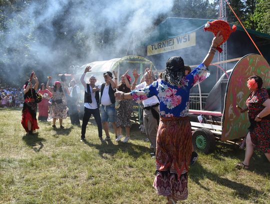 Turnieju Wsi. Hasło tegorocznej imprezy brzmiało „Cygańskim taborem do Okrągłego".