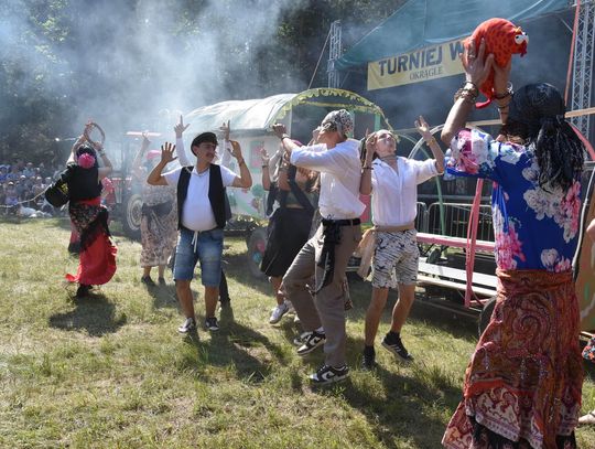Turnieju Wsi. Hasło tegorocznej imprezy brzmiało „Cygańskim taborem do Okrągłego".