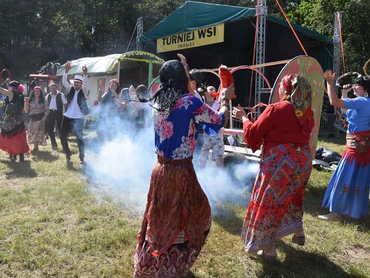 Turnieju Wsi. Hasło tegorocznej imprezy brzmiało „Cygańskim taborem do Okrągłego".
