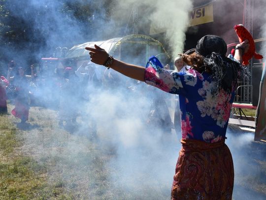 Turnieju Wsi. Hasło tegorocznej imprezy brzmiało „Cygańskim taborem do Okrągłego".