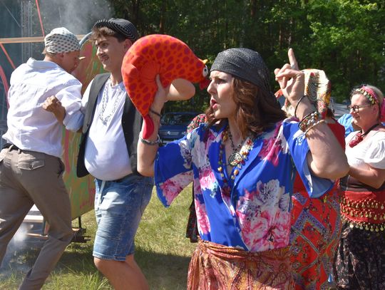 Turnieju Wsi. Hasło tegorocznej imprezy brzmiało „Cygańskim taborem do Okrągłego".