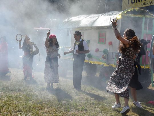 Turnieju Wsi. Hasło tegorocznej imprezy brzmiało „Cygańskim taborem do Okrągłego".